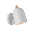 En vit v�gglampa med rundad sk�rm och tr�detalj upptill �r monterad och riktar ljuset snett ned�t f�r fokuserad belysning. Hos Elbutik.se finns denna stilrena armatur som passar perfekt som l�s- eller accentljus.