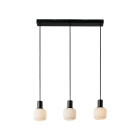 En takpendel med tre nedh�ngande ljusk�llor i rad �r monterad p� en svart skena och sprider ett j�mnt ljus ned�t. Elbutik.se erbjuder denna stilrena belysning som passar �ver matbord eller k�ks�ar.