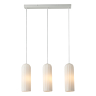 Tre smala pendellampor h�nger i rad fr�n en vit takplatta och sprider ett mjukt, ned�triktat ljus. Elbutik.se erbjuder denna eleganta belysning som passar perfekt �ver matbord eller k�ks�ar.