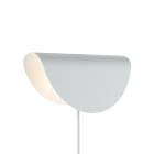 En vit v�gglampa med mjukt rundad form monteras p� v�ggen och riktar ljuset upp�t f�r en indirekt och behaglig belysning. Hos Elbutik.se finns denna minimalistiska armatur som passar i moderna interi�rer.