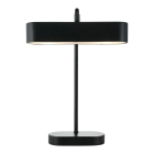 En svart bordslampa med bred, platt lampsk�rm och smal fot st�r p� en yta och sprider ett j�mnt ljus ned�t. Hos Elbutik.se finns denna moderna armatur som passar perfekt f�r skrivbord eller sidobord.