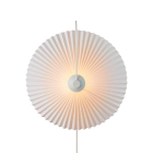 En rund v�gglampa med veckad, solfj�derliknande design sprider ett varmt ljus fr�n centrum och skapar ett dekorativt ljusm�nster. Hos Elbutik.se finns denna unika armatur som kombinerar estetik med mjuk belysning.