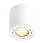 En vit utanp�liggande spotlight med cylindrisk form �r monterad i taket och riktar ljuset ned�t f�r fokuserad belysning. Hos Elbutik.se finns denna diskreta armatur som passar perfekt i moderna inomhusmilj�er.