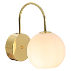 En v�gglampa med rund opalglaskupa och b�jd arm i m�ssingsfinish �r monterad p� en v�gg och sprider ett mjukt ljus. Hos Elbutik.se finns denna eleganta armatur som kombinerar klassiska material med modern form.