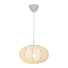 En pendellampa med rund, segmenterad sk�rm i ljus ton h�nger fr�n taket och sprider ett mjukt, diffust ljus. Hos Elbutik.se finns denna dekorativa armatur som skapar en varm och behaglig atmosf�r.