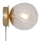 En v�gglampa med rund, r�fflad glaskupa och m�ssingsf�ste �r monterad p� v�ggen och sprider ett mjukt, diffust ljus. Hos Elbutik.se finns denna dekorativa armatur som kombinerar klassiska material med modern design.