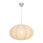 En pendellampa med rund, segmenterad sk�rm i ljus ton h�nger fr�n taket och sprider ett mjukt, j�mnt ljus ned�t. Hos Elbutik.se finns denna dekorativa armatur som ger en varm och inbjudande k�nsla.