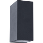 En svart rektangul�r v�gglampa i modell Namron Leah GU10 upp/ner monteras vertikalt och sprider ljus b�de upp�t och ned�t l�ngs v�ggen, vilket skapar en dekorativ ljuseffekt. Hos Elbutik.se finns denna stilrena armatur f�r fasad- och entr�belysning.