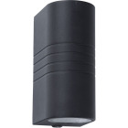 En cylindrisk svart v�gglampa i modellen Namron Sofie GU10 upp/ner monteras vertikalt och sprider ljus b�de upp�t och ned�t, vilket skapar en mjuk och dekorativ ljuseffekt p� fasaden. Elbutik.se tillhandah�ller denna eleganta armatur f�r utomhusbelysning.