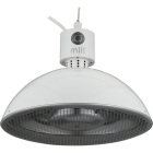 En industriell terrassv�rmare i metall h�nger fr�n takf�ste och sprider v�rme ned�t, med reflektorsk�rm som optimerar v�rmespridningen i utomhusmilj�er. Produkten erbjuds av Elbutik.se f�r effektiv uppv�rmning av uteplatser och restaurangmilj�er.