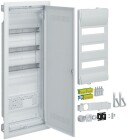 visas �ppen med flera modulplatser och tydlig kapsling, vilket illustrerar hur komponenter organiseras i en modern kombicentral. Produkten, som Elbutik.se erbjuder, framh�ver praktisk installation i tekniska utrymmen.