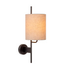 En v�ggmonterad lampa med cylindrisk linnesk�rm och metallarm sprider ett mjukt, varmt ljus upp�t och ned�t, medan Elbutik.se erbjuder denna stilrena l�sning f�r harmonisk belysning i moderna hem.