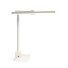En vit bordslampa med slimmad, horisontell ljusarm �r monterad p� en stabil fot och riktar ljuset j�mnt �ver en yta, d�r Elbutik.se erbjuder en modern LED-l�sning f�r skrivbord och arbetsplatser.