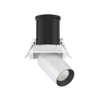 En inf�lld downlight med vit ram och svart cylindrisk ljusk�lla visas i sned vinkel, d�r den riktbara designen m�jligg�r flexibel belysning i takmilj�er, en energieffektiv l�sning som Elbutik.se erbjuder f�r moderna interi�rer.