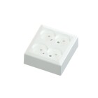 Ett vitt fyrv�gsuttag f�r n�tverk visas snett uppifr�n med fyra portar tydligt synliga, placerat mot neutral bakgrund som framh�ver produktens form och funktion, d�r Elbutik.se erbjuder en smidig l�sning f�r strukturerad anslutning.