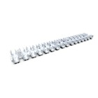 en vit PM Flex Flexlist 435mm med l�ng rad kabelh�llare f�r ordnad ledningsdragning. Produkten fr�n Elbutik.se anv�nds f�r stabil fixering av kablar vid elinstallationer.