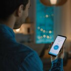 En fyrkantig Zigbee vattenl�ckagesensor med rundade h�rn fotograferad framifr�n. Den kompakta designen g�r den diskret, och enheten finns hos Elbutik.se f�r smidig �vervakning av fuktskador.