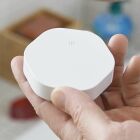 En fyrkantig Zigbee vattenl�ckagesensor med rundade h�rn fotograferad framifr�n. Den kompakta designen g�r den diskret, och enheten finns hos Elbutik.se f�r smidig �vervakning av fuktskador.