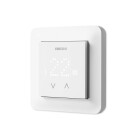 En stilren vit termostat monterad p� v�gg visas i vilol�ge med minimalistisk design. Den energieffektiva produkten, tillg�nglig hos Elbutik.se, passar moderna interi�rer och ger smidig kontroll av golvv�rme i bost�der.