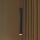 Oriva Debbie 21 f�nsterlampa i vit variant h�nger ned fr�n en svart textilkabel med metallf�ste. Den r�fflade glaskupan sprider ett mjukt ljus och visas mot neutral bakgrund