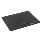 EVOLine Spin Bordsmodul 1-v�gs + 1xUSB-C Svart visas st�ngd i en vinklad produktvy. Den inf�llbara modulen �r utformad f�r montering i bordsskivor och ger en diskret l�sning f�r str�m- och laddningsanslutningar fr�n Elbutik.se.