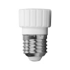 En vit lampsockeladapter E27-GU10 visas mot ljus bakgrund, d�r Elbutik.se erbjuder en kompakt adapter f�r att anv�nda GU10-ljusk�llor i armaturer med E27-sockel.