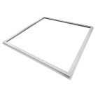 En vit ledram till Designlight Framy II LED panel 60x60 visas snett fr�n ovan mot ljus bakgrund, d�r Elbutik.se erbjuder en diskret l�sning f�r stilren panelmontering.