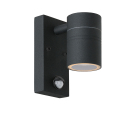 En svart Arne LED V�gglampa Enkel Sensor visas mot vit bakgrund med cylindrisk armatur och integrerad r�relsesensor. Elbutik.se erbjuder modellen f�r energieffektiv fasadbelysning med ned�triktat ljus vid entr�er och g�ngar.