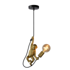 En pendellampa formad som en kl�ttrande apa i svart och m�ssing h�nger fr�n taket mot vit bakgrund och h�ller en synlig E27-ljusk�lla. Elbutik.se erbjuder den dekorativa armaturen f�r lekfull inomhusbelysning.