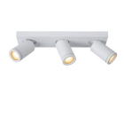 En vit takspotlight med tre riktbara cylindriska spotlights �r monterad p� en rektangul�r takplatta och visas mot vit bakgrund. Elbutik.se erbjuder armaturen med IP44-klassning f�r flexibel och riktad belysning i badrum och andra inomhusmilj�er.