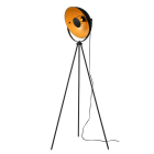En golvlampa med svart stativ p� tre ben och rund, vinklingsbar lampsk�rm st�r mot vit bakgrund. Elbutik.se erbjuder lampan som kombinerar riktad belysning med en industriell och dekorativ formgivning.