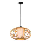 En pendellampa med rund lampsk�rm av bambuspj�lor h�nger t�nd mot vit bakgrund. Elbutik.se erbjuder lampan som sprider ett varmt ljus och skapar dekorativa skuggm�nster i rummet.