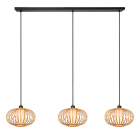 En pendellampa med tre runda lampsk�rmar av bambuspj�lor h�nger fr�n en avl�ng svart takplatta mot vit bakgrund. Elbutik.se erbjuder lampan som sprider ett varmt ljus och skapar dekorativa skuggm�nster.