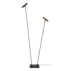 En golvlampa med tv� justerbara lamphuvuden p� slanka metallarmar och rund bas st�r mot vit bakgrund. Elbutik.se erbjuder lampan som ger flexibel, riktbar belysning f�r l�sning och allm�nljus.