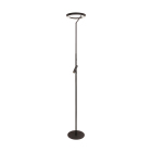 En golvlampa med upp�triktad LED-belysning och integrerad l�slampa p� en slank stomme st�r mot vit bakgrund. Elbutik.se erbjuder lampan som kombinerar allm�nbelysning och riktat l�sljus i samma armatur.