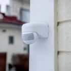 Smart Plug fr�n Plejd, modell SPR-01 (art.nr 1377740), med 16A kapacitet. Styrs tr�dl�st via app � smart hem-l�sning fr�n Elbutik.se.