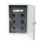 Garo Gruppcentral 25A med tv� grupper och 3-poliga g�ngs�kringar i en �ppen kapsling, d�r s�kringsh�llarna syns tydligt. Elbutik.se erbjuder centralen f�r elinstallationer.
