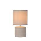 Lucide Greasby 14 Bordslampa E14 visas frilagd med cylindrisk beige lampsk�rm och kort, r�fflad fot i ljus ton. Elbutik.se erbjuder modellen som kompakt st�mningsbelysning f�r nattduksbord, hyllor eller mindre sidobord.