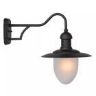 En svart v�gglampa med b�jd arm, bred metallsk�rm och rund opal kupa visas frilagd mot vit bakgrund. Elbutik.se erbjuder armaturen som klassisk fasadbelysning f�r entr�, uteplats eller ytterv�gg.
