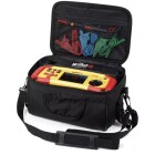 En �ppen Wiha MFT bag softcase visar installationstestaren s�kert placerad i den vadderade v�skan mot vit bakgrund. Elbutik.se erbjuder denna praktiska transportl�sning f�r organiserad f�rvaring av m�tinstrument och tillbeh�r.