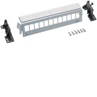 Hager Patchpanel 12x Keystone visas framifr�n med metallram och separata svarta f�stdelar mot vit bakgrund. Patchpanelen fr�n Elbutik.se har plats f�r 12 Keystone-moduler och m�jligg�r organiserad installation av n�tverksanslutningar.