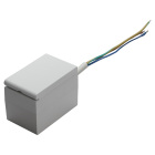 Hide-a-lite Lumo Uttag IP44 visas frist�ende mot vit bakgrund med kompakt gr� kapsling och f�rgkodade anslutningsledare. Elbutik.se erbjuder uttaget f�r anslutning i kompatibla Lumo-belysningsinstallationer.
