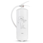 Nexa Brandsl�ckare Poppy 6kg visas st�ende framifr�n i vit design med handtag, slang och diskret dekor p� beh�llaren. Elbutik.se erbjuder den stilrena brandsl�ckaren som s�kerhetsutrustning f�r hem och andra milj�er.