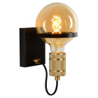 V�gglampa med svart v�ggf�ste, m�ssingsf�rgad lamph�llare, b�rnstensf�rgad globlampa och svart kabel�gla.