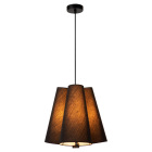 Svart pendellampa med tre h�ngande lampsk�rmar och varmt ljus.