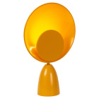 Gul bordslampa med rund, sk�lformad sk�rm, cirkul�r platta framf�r ljusk�llan och konformad fot.