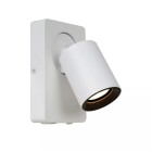 Lucide Nigel Bedside V�gglampa GU10 Vit visas snett framifr�n med rektangul�rt v�ggf�ste och vinklat cylindriskt lamphuvud mot vit bakgrund. Elbutik.se erbjuder den kompakta modellen f�r riktad belysning vid exempelvis s�ngplatsen.