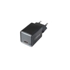 Svart EVOline Laddare USB-C 20W visas snett framifr�n mot vit bakgrund. Den kompakta, rektangul�ra laddaren har ett USB-C-uttag p� framsidan och anslutningsdelar p� baksidan. Elbutik.se erbjuder laddaren f�r smidig laddning av kompatibla enheter.