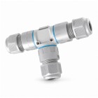 Gr� Liton T-skarv 5x2,5 IP68 visas snett framifr�n mot vit bakgrund. Den T-formade kabelskarven har tre cylindriska anslutningar med r�fflade �ndstycken. Elbutik.se erbjuder denna praktiska kopplingsl�sning f�r skarvning och f�rgrening av kablar.
