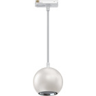Namron Rock pendel 1 fas GU10 rund visas i vitt utf�rande mot vit bakgrund. Den klotformade pendellampan h�nger fr�n ett vitt takf�ste med smal sladd. Elbutik.se erbjuder denna stilrena armatur f�r riktad belysning inomhus.